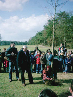 het planten van een koningslinde in het gebied Drijflanen op 28 maart naar aanleiding van het vertrek van directeur Leendert van Bergen, 36 jaar verbonden aan basisschool de Kiehoorn in de wijk Wandelbos.