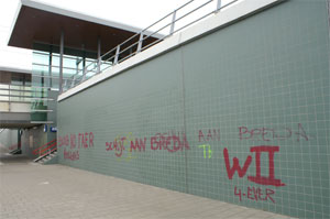 Het met graffiti besmeurd staion in de Reeshof